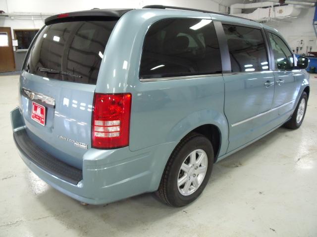 Chrysler Town and Country 2010 photo 2