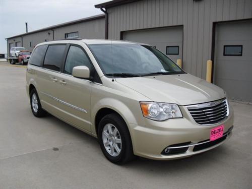 Chrysler Town and Country 2011 photo 3