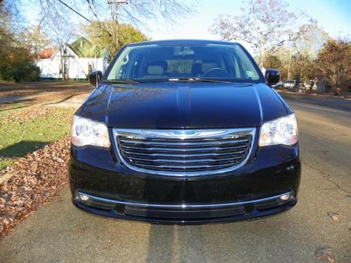 Chrysler Town and Country 2011 photo 1