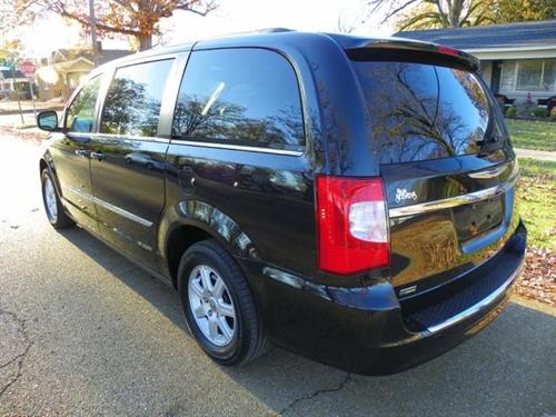 Chrysler Town and Country 2011 photo 2