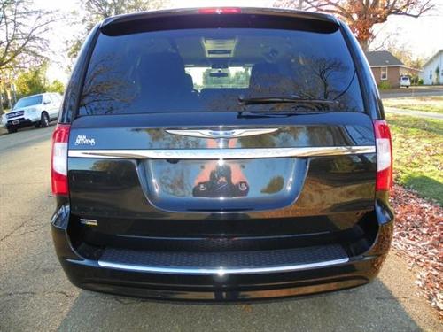 Chrysler Town and Country 2011 photo 3