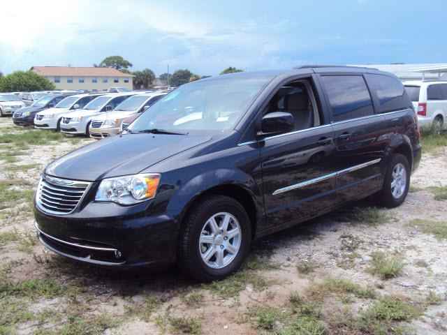 Chrysler Town and Country 2011 photo 1