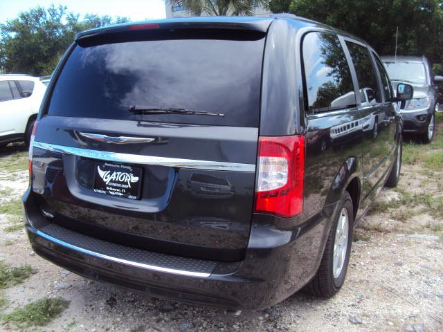 Chrysler Town and Country 2011 photo 2