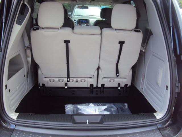 Chrysler Town and Country 2011 photo 3