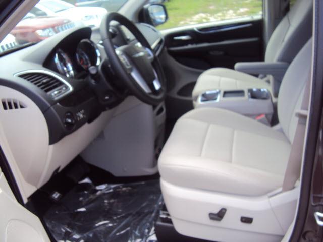 Chrysler Town and Country 2011 photo 4