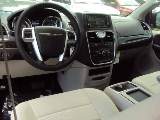 Chrysler Town and Country 2011 photo 5