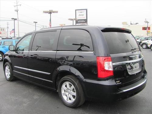 Chrysler Town and Country 2011 photo 1