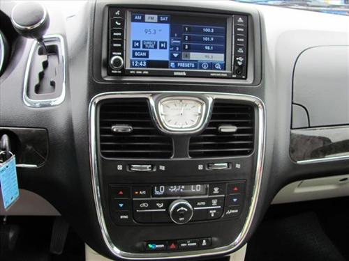 Chrysler Town and Country 2011 photo 5