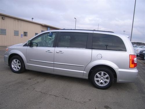 Chrysler Town and Country 2011 photo 2
