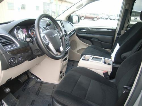 Chrysler Town and Country 2011 photo 3