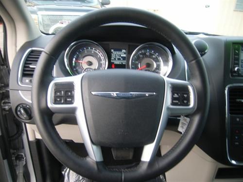 Chrysler Town and Country 2011 photo 5