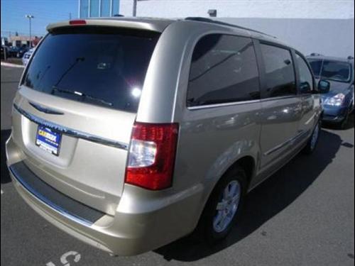 Chrysler Town and Country 2011 photo 2