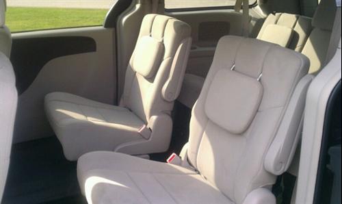 Chrysler Town and Country 2011 photo 2