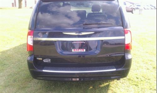 Chrysler Town and Country 2011 photo 3