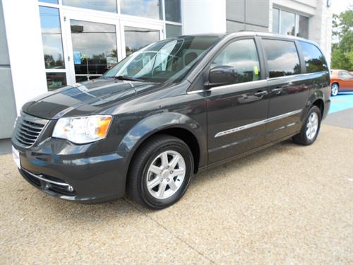 Chrysler Town and Country 2011 photo 2