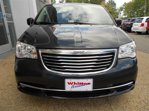 Chrysler Town and Country 2011 photo 3