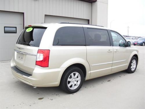 Chrysler Town and Country 2011 photo 2
