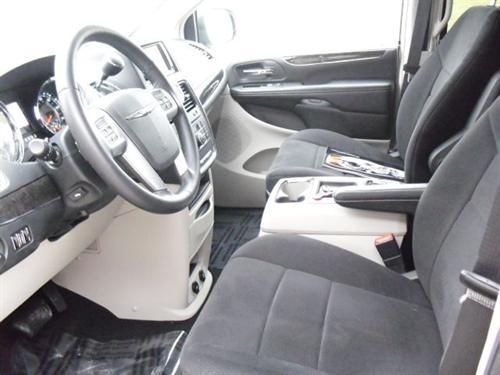 Chrysler Town and Country 2011 photo 3