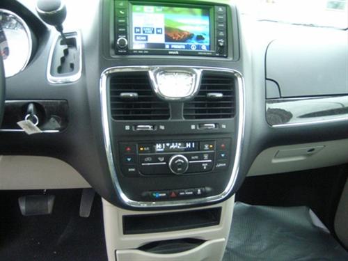 Chrysler Town and Country 2011 photo 1