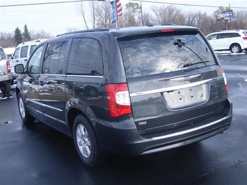 Chrysler Town and Country 2011 photo 2