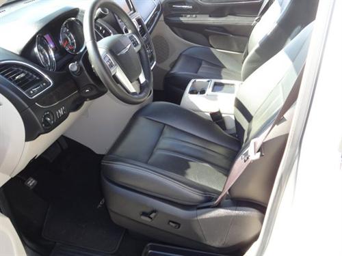 Chrysler Town and Country 2011 photo 2