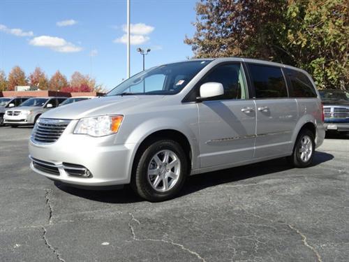 Chrysler Town and Country 2011 photo 3