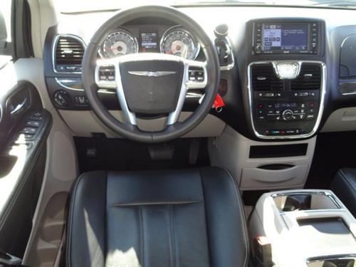 Chrysler Town and Country 2011 photo 4