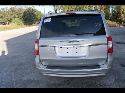 Chrysler Town and Country 2011 photo 2