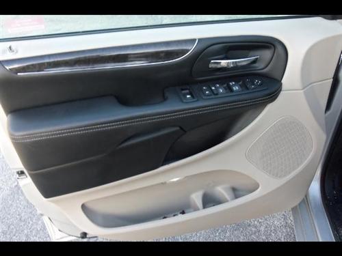 Chrysler Town and Country 2011 photo 3