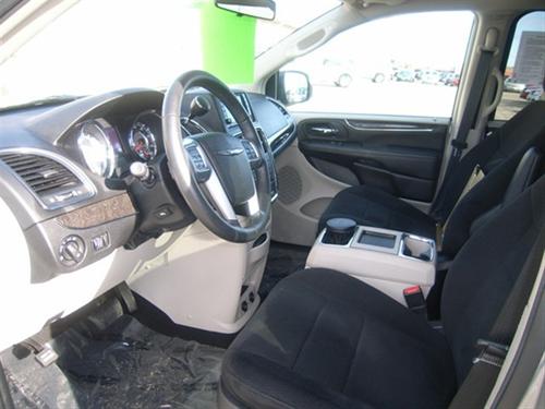 Chrysler Town and Country 2011 photo 2