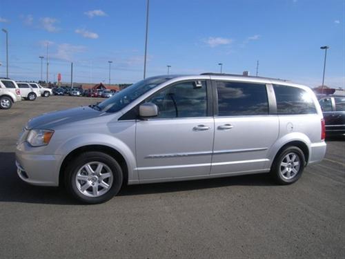 Chrysler Town and Country 2011 photo 3