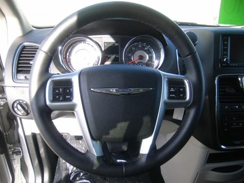 Chrysler Town and Country 2011 photo 5