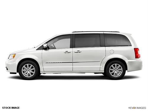 Chrysler Town and Country 2011 photo 3