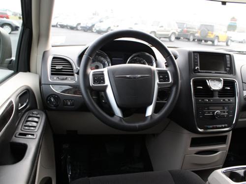 Chrysler Town and Country 2011 photo 2
