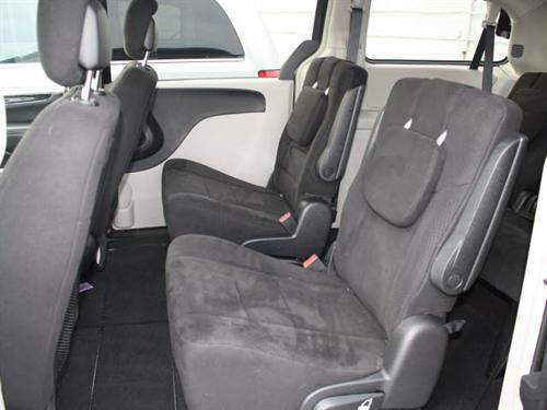 Chrysler Town and Country 2011 photo 3