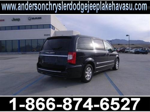 Chrysler Town and Country 2011 photo 4