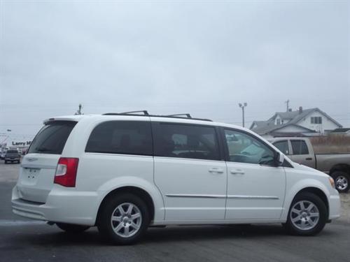 Chrysler Town and Country 2011 photo 2