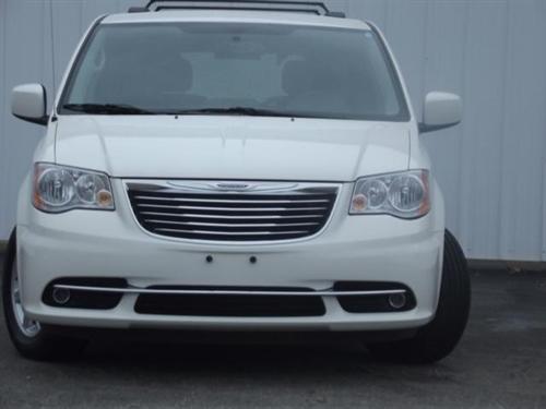 Chrysler Town and Country 2011 photo 3