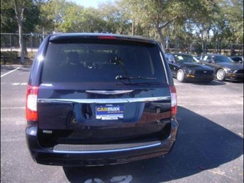 Chrysler Town and Country 2011 photo 1