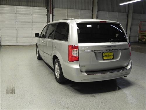 Chrysler Town and Country 2011 photo 1