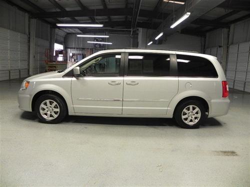 Chrysler Town and Country 2011 photo 2