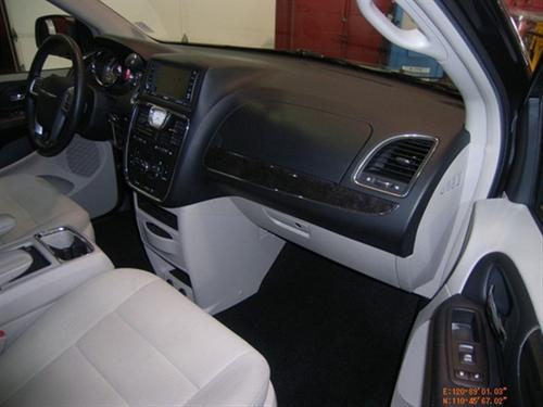 Chrysler Town and Country 2011 photo 2