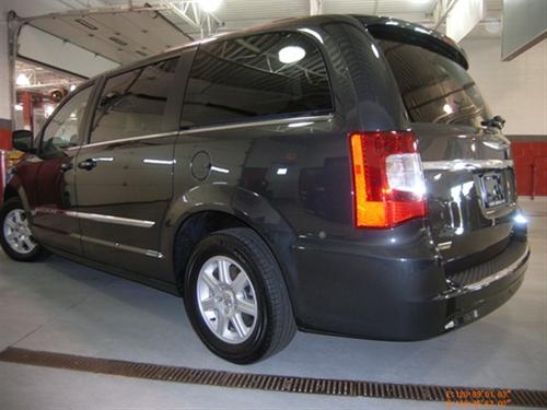 Chrysler Town and Country 2011 photo 3