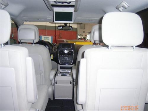 Chrysler Town and Country 2011 photo 4