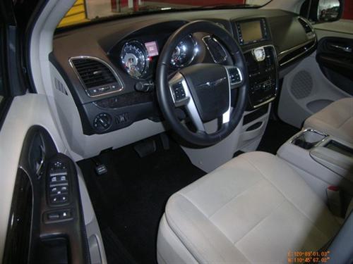 Chrysler Town and Country 2011 photo 5