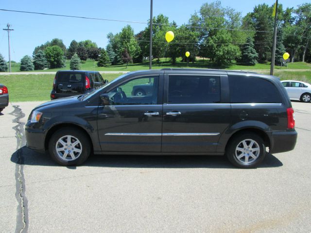 Chrysler Town and Country 2011 photo 0