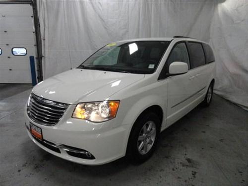 Chrysler Town and Country 2011 photo 2