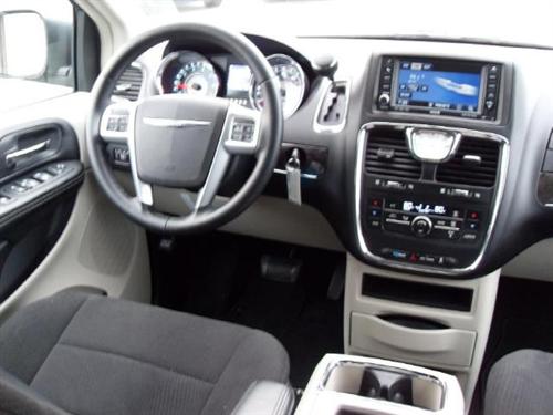 Chrysler Town and Country 2011 photo 1