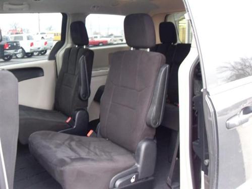 Chrysler Town and Country 2011 photo 2