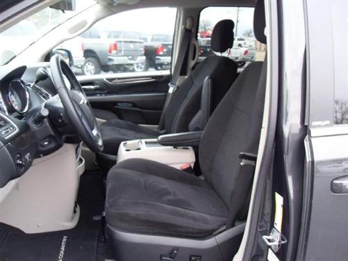 Chrysler Town and Country 2011 photo 3